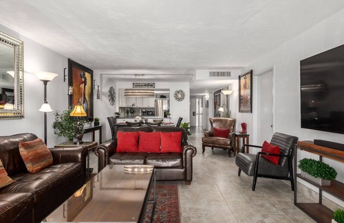 Desert Shores Condo | TRENDY Lakefront + 3 KING beds + HEATED pool