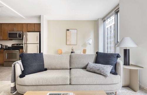 Downtown Chicago Apartment | Trendy Loop 1BR w/Pool, Gym & Lounge, near Riverwalk, by Blueground