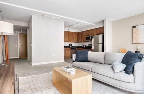 Downtown Chicago Apartment | Trendy Loop 1BR w/Pool, Gym & Lounge, near Riverwalk, by Blueground