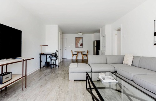 Miracle Mile Apartment | Trendy Mid-Wilshire 1BR w/Pool & W/D, nr Shopping, by Blueground
