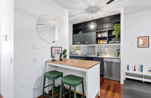 Teneriffe Apartment | Trendy Teneriffe! ~ 1Bed, 1Bath, 1Car, Balconies