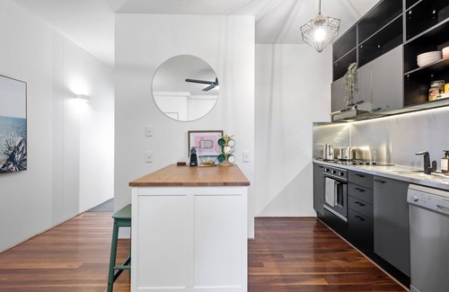Teneriffe Apartment | Trendy Teneriffe! ~ 1Bed, 1Bath, 1Car, Balconies
