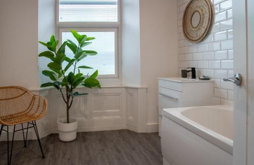 Newport Apartment | Trendy Urban Suite 140mtrs to Train Station