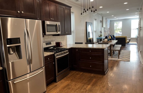 West Town Condo | Trendy West Town Flat - 2 bed/1.5 bath with parking