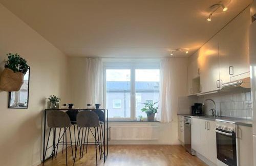 Enskededalen Apartment | Trerumslägenhet centralt belägen med bubbelpool