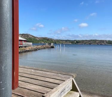 Mollosund House | Trevligt hus & Sjöbod i mysiga Mollösund Tången