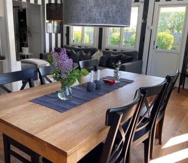 Mollosund House | Trevligt hus & Sjöbod i mysiga Mollösund Tången