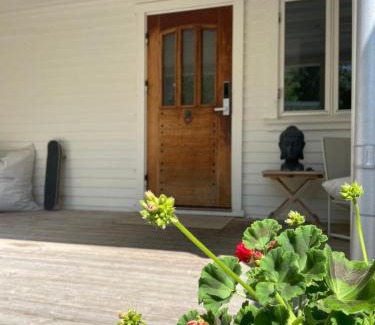 Mollosund House | Trevligt hus & Sjöbod i mysiga Mollösund Tången