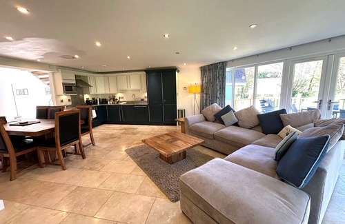 St Austell Cottage | Trewhiddle Villa 16 - a trewhiddle that sleeps 7 guests in 4 bedrooms