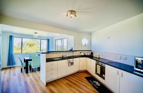 Eagle Heights House | Tri-Living with Coastal Views - Tamborine Mountain