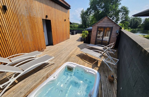 Dreuil-les-Amiens House | TRIBU CHILL HOUSE Jacuzzi sauna on terrace overlooking the Somme river