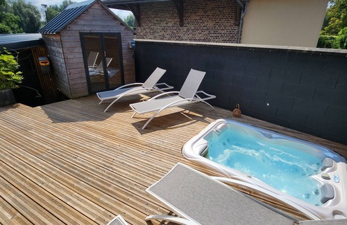 Dreuil-les-Amiens House | TRIBU CHILL HOUSE Jacuzzi sauna on terrace overlooking the Somme river