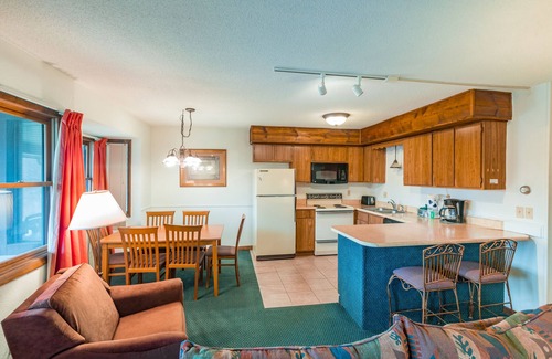 DuBois Condo | Trilevel 2 Bedroom Condo in Lakeside Resort Community (1 Queen & 2 Twin Beds)