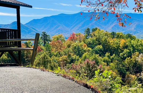 Gatlinburg - Pigeon Forge Cabin | Trillion Dollar Mtn View Great Gatlinburg Location Private Cozy Romantic Hot Tub