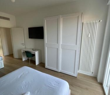 Lorenteggio Apartment | Trilocale con vista e due bagni Metro Blu Piazza Frattini