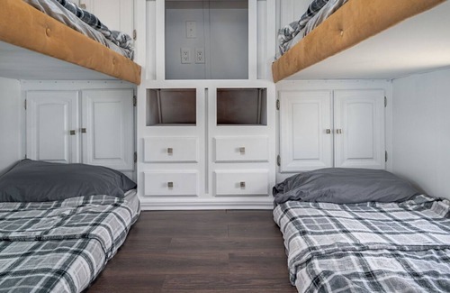 Tyler House | Triple W Rentals Jayco Super Lite 2