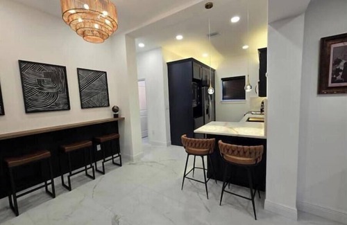 College Park House | Triplex Sleeps17 CollegePark Golf 5min to Downtown