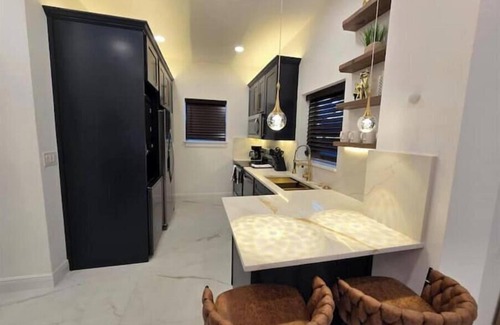 College Park House | Triplex Sleeps17 CollegePark Golf 5min to Downtown