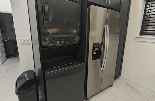 College Park House | Triplex Sleeps17 CollegePark Golf 5min to Downtown
