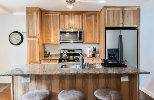 St. Edwards House | Triplex Unit 3 Miles From Downtown with office space