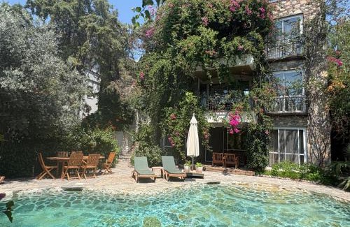 Bodrum City Center Villa | Triplex Villa with private Pool and Garden