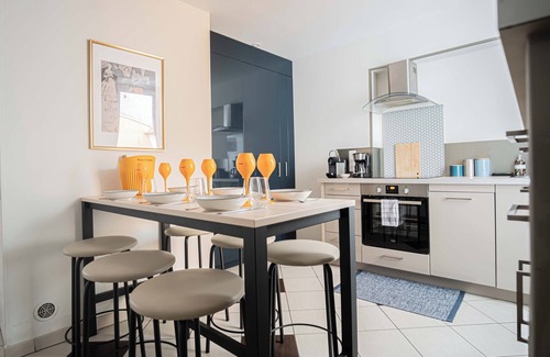 Hincmar Apartment | TRIPLEX with office and free parking just a stone's throw from Reims Cathedral!