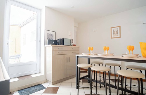 Hincmar Apartment | TRIPLEX with office and free parking just a stone's throw from Reims Cathedral!