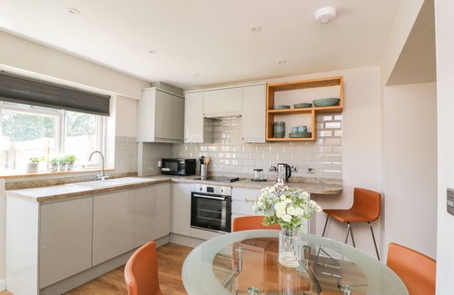 Frome Cottage | TROOPERS COTTAGE, pet friendly, with a garden in Frome
