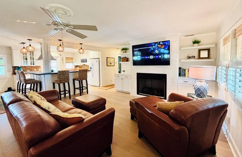 Rocky Point Apartment | Tropical 2BR Oasis w/Pool/Kayaks/Bikes/Grill