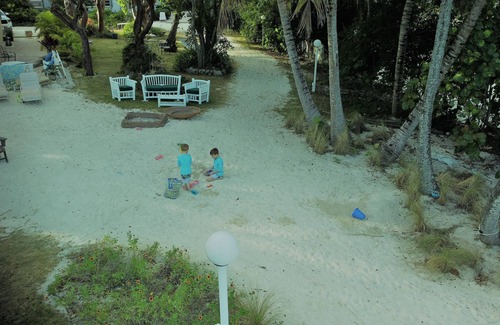 Key Largo Villa | Tropical bayfront villa with sandy beach