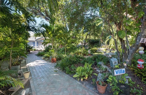 Key Largo Villa | Tropical bayfront villa with sandy beach