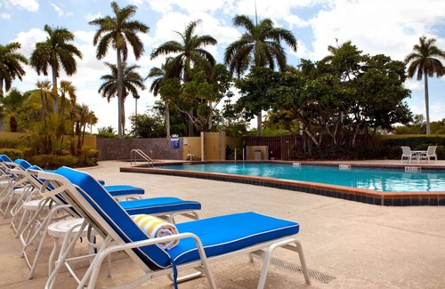 Ludlam Hotel | Tropical Getaway near Miami Airport & Convention Center | Swimming Pool
