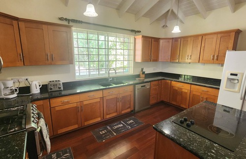 Saline Point House | Tropical Getaway with 7 Beds - Dove Court Manor