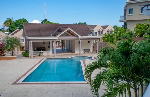 Ocho Rios House | Tropical Impression