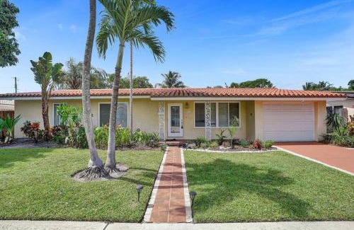 Deerfield Beach Villa | Tropical Oasis+heated Pool-4BR/KINGS/1mi to BEACH!