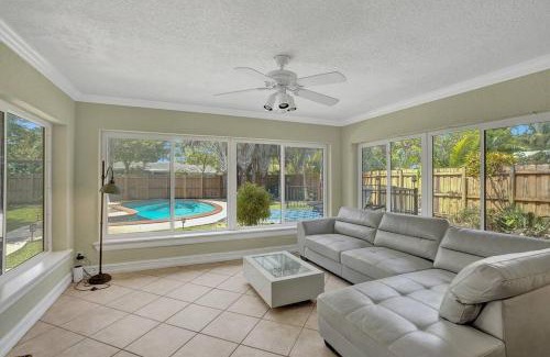 Deerfield Beach Villa | Tropical Oasis+heated Pool-4BR/KINGS/1mi to BEACH!