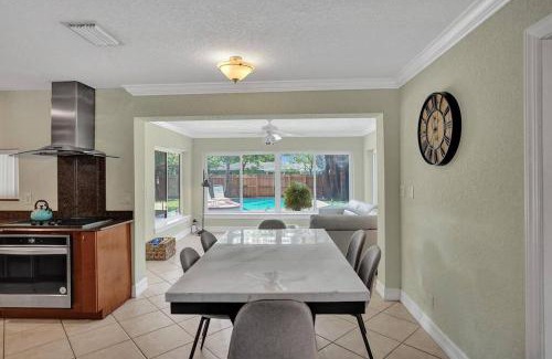 Deerfield Beach Villa | Tropical Oasis+heated Pool-4BR/KINGS/1mi to BEACH!