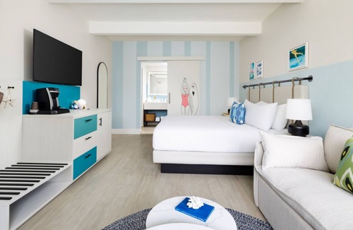 New Town Hotel | Tropical Playground | Relaxed Key West Stay w/Pool, Karaoke Nights & Tiki Bar