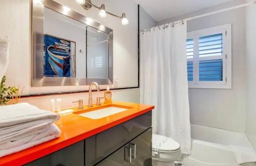Vamo House | Tropical Shores Retreat-10 Min to Siesta Key Beach