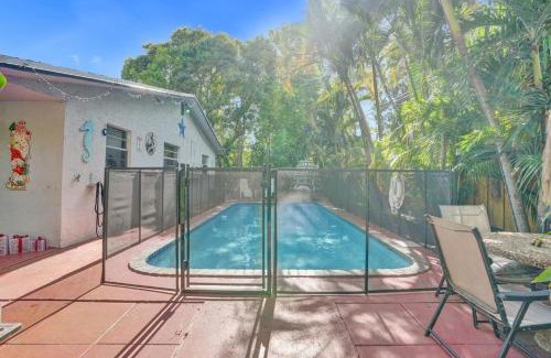 Riverside Park Apartment | Tropical View Escape - 1BR
