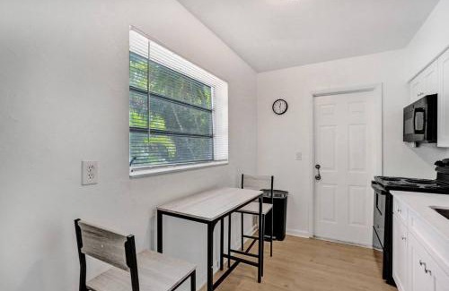 Riverside Park Apartment | Tropical View Escape - 1BR