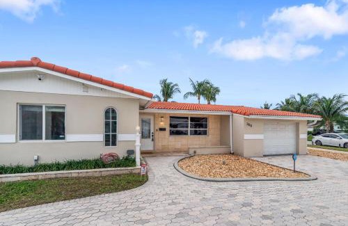 Deerfield Beach Villa | Tropical Villa Oasis - Salt Pool, BBQ, Game Room, Hot Tub, Luxury Amenities!