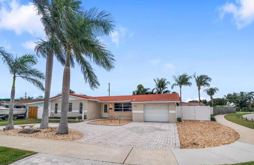 Deerfield Beach Villa | Tropical Villa Oasis - Salt Pool, BBQ, Game Room, Hot Tub, Luxury Amenities!