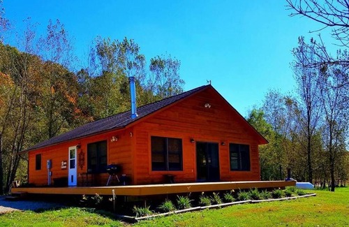 Harpers Ferry Cabin | Trout Lodge with Hot Tub Jacuzzi