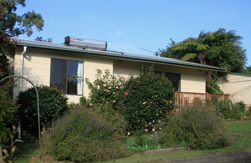 Mirboo North Cottage | True farm hospitality in a garden setting