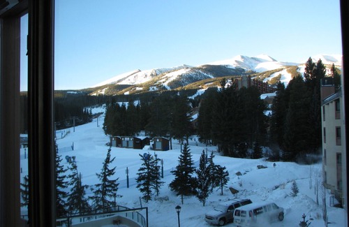 Peak 9 Condo | True Ski In/Out - King Size Bed Studio!