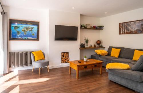 Brighton House | Tu Casa Brighton , A Beautiful & Peaceful 4 bedroom House with garden, BBq area , EV & Parking