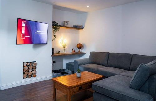 Brighton House | Tu Casa Brighton , A Beautiful & Peaceful 4 bedroom House with garden, BBq area , EV & Parking