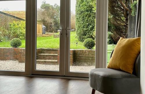 Brighton House | Tu Casa Brighton , A Beautiful & Peaceful 4 bedroom House with garden, BBq area , EV & Parking