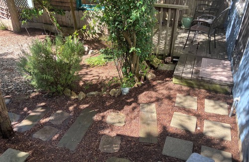 Nob Hill Apartment | Tucked away garden-facing studio with sundeck on a tree-lined alleyway of stairs